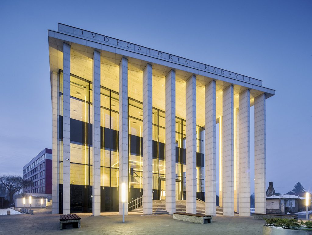 Un templu postmodern. Judecătoria Rădăuți