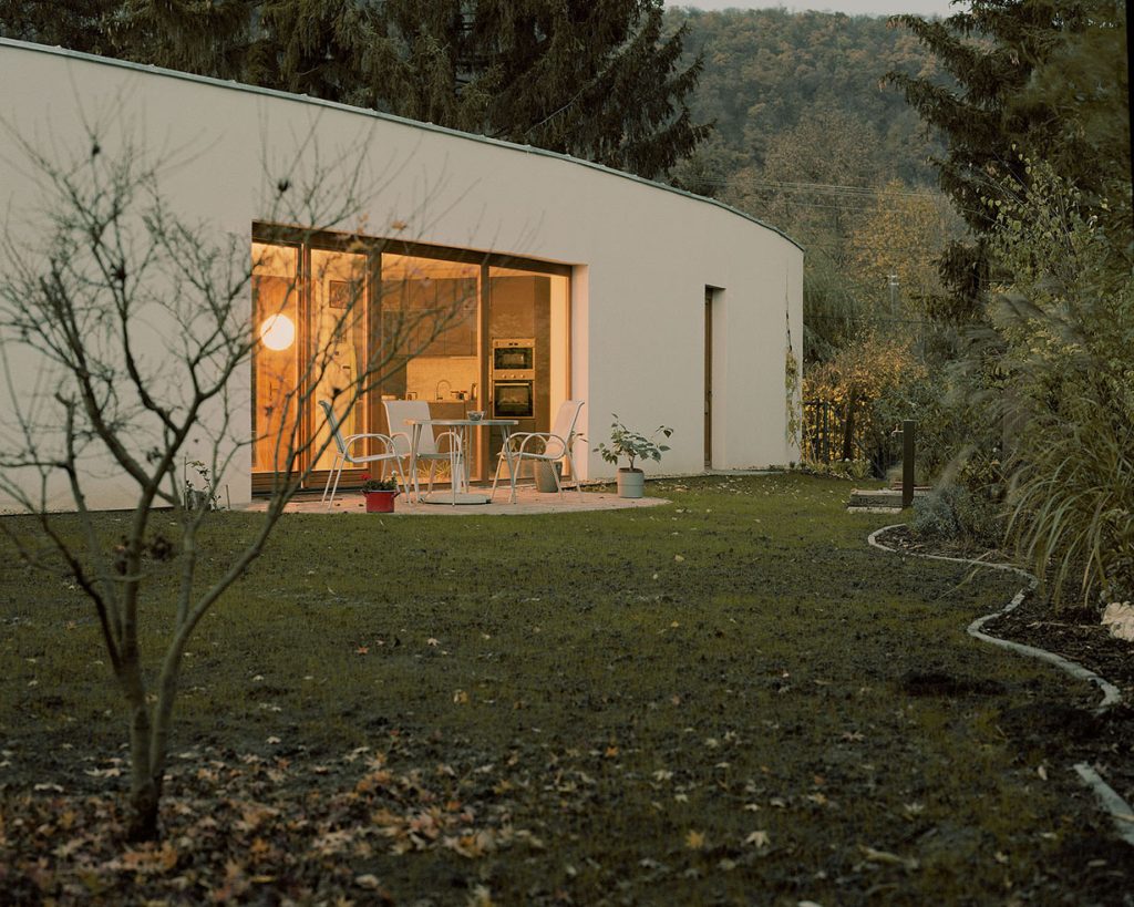 Alb pur într-un peisaj împădurit de deal