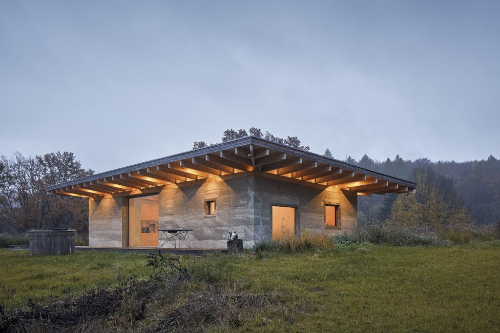 Potențialul noului material sustenabil Hempcrete pentru locuire. Casa LO, Republica Cehă