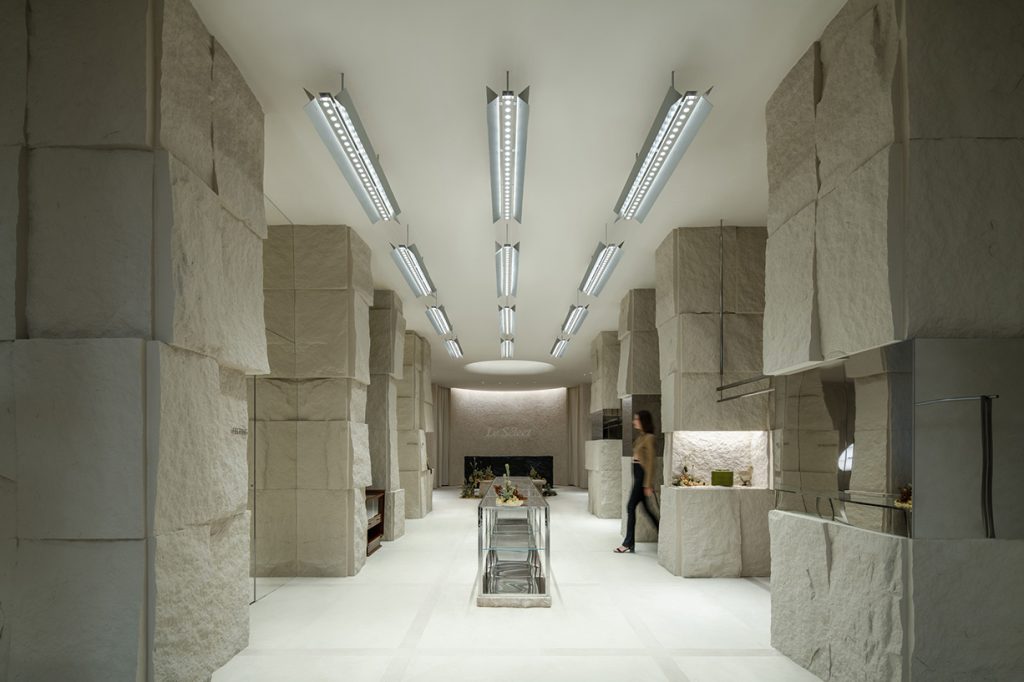 Fashion design exclusivist și texturi rugoase de piatră naturală. Le Sélect, Chengdu, China