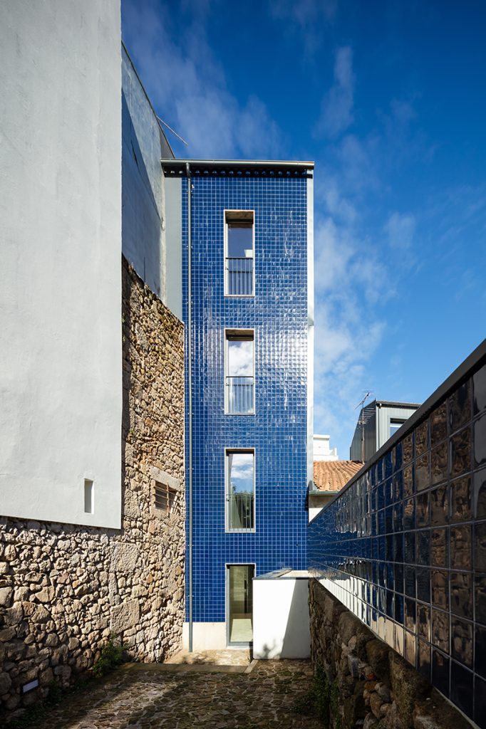 Ceramica în rolul de mediator între trecut și contemporaneitate. Unitate de cazare pe strada São Sebastião, Braga, Portugalia