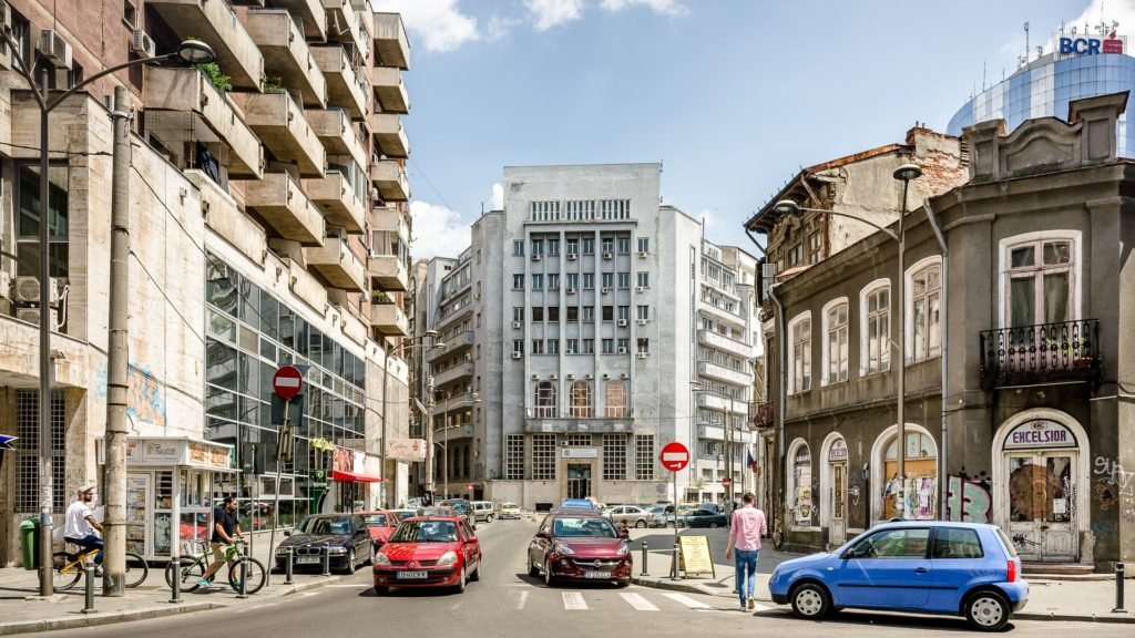 Fațada din lumină și cea din umbră – Două valențe ale aceluiași limbaj