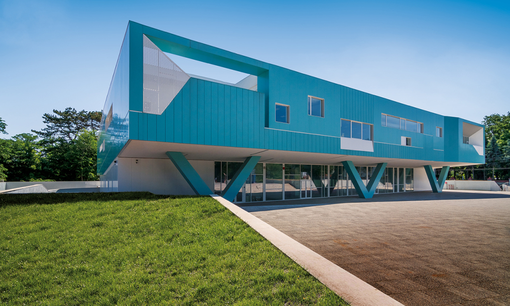 Turquoise, un volum curajos și colorat în centrul capitalei