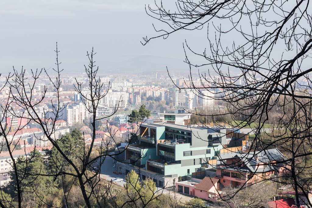 Rame și încadrări prețioase ale peisajului. Imobil de apartamente în Brașov