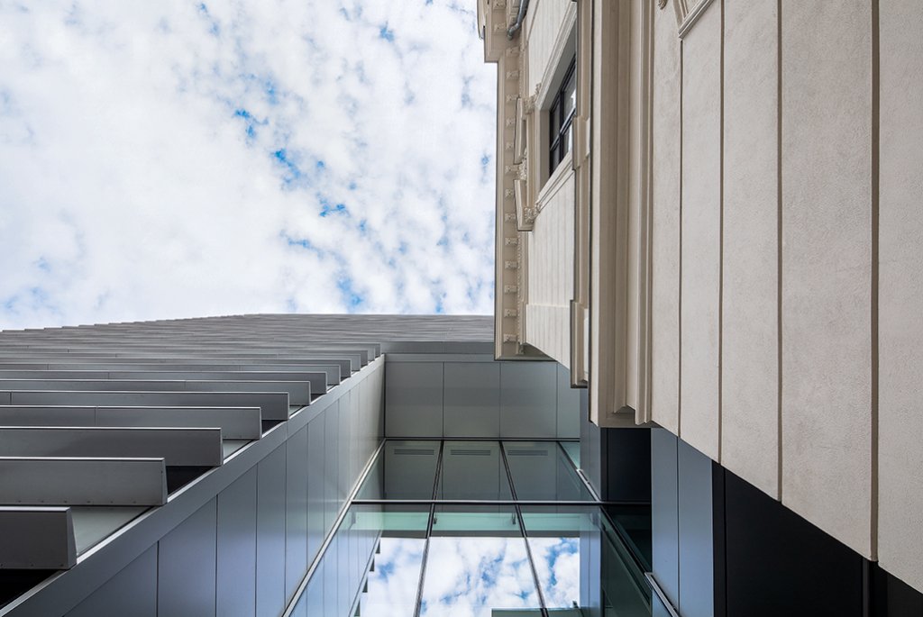 O prismă neutră și o casă neoclasică: un nou imobil de birouri