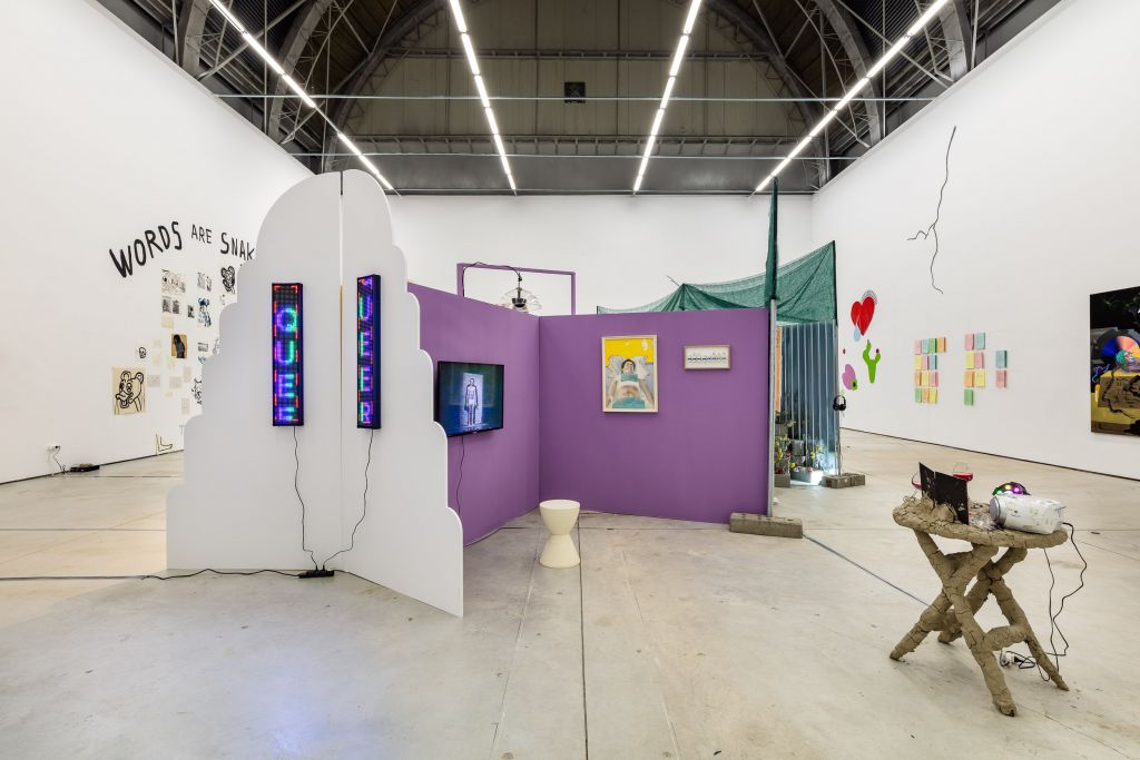 TRIUMF AMIRIA. Muzeul Culturii Queer prezintă seria de expoziții manifest „SIMȚI ~ ALUNECI ~ CÂNȚI” în patru locații din București