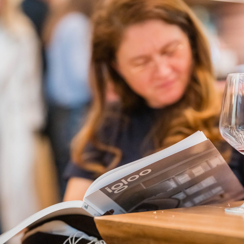 Lansarea revistei igloo 222 la Showroomul Floors4You: O seară dedicată dialogului și inspirației