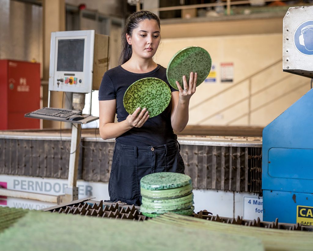 Plasticul, noul lux în seria Alchemy semnată de Chinara Darwish