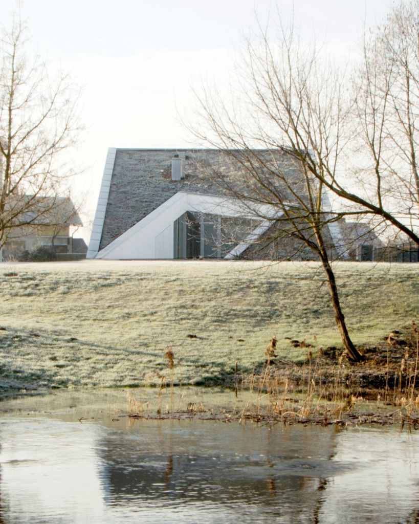 O parte din peisaj. Casă pe malul râului, Lituania