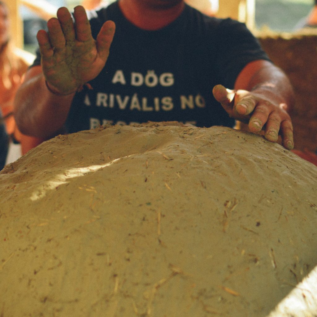 Atelier TERRApia și universul circular al arhitecturii de pământ