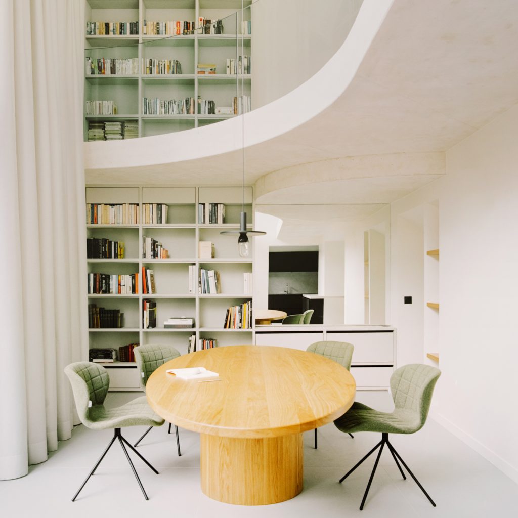 Interior și interioritate. Casa ca o insulă