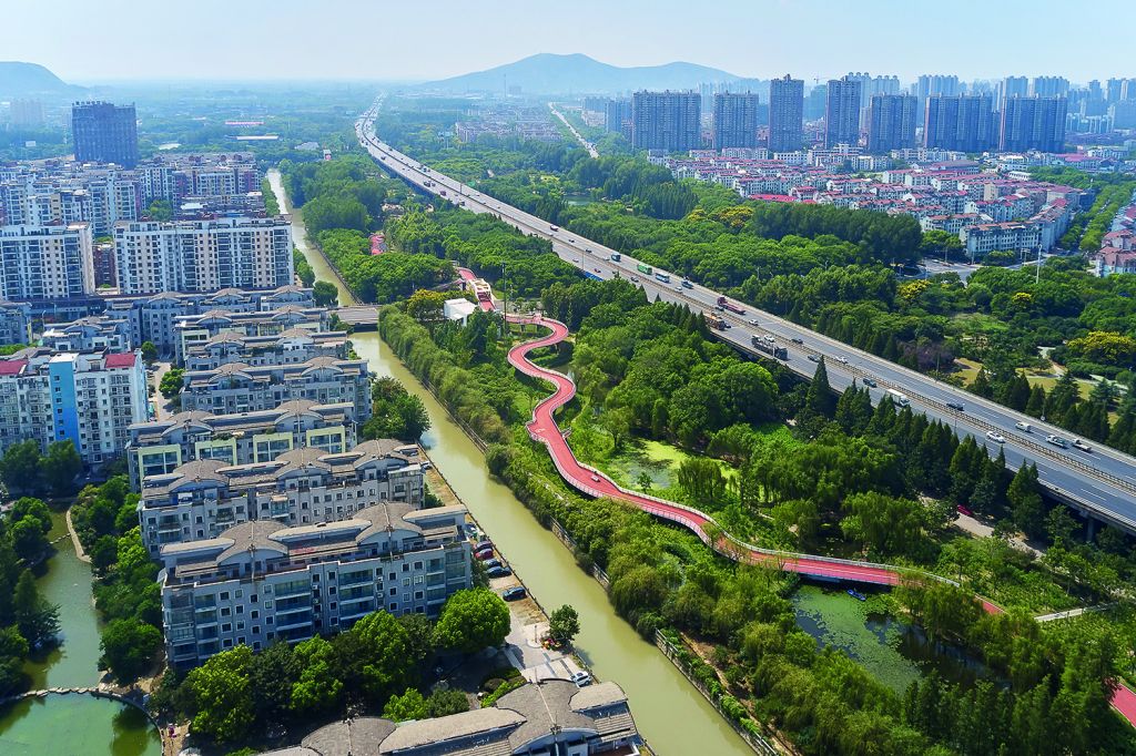 Promenada suspendată din Jiangyin, China. Un exemplu de regenerare urbană
