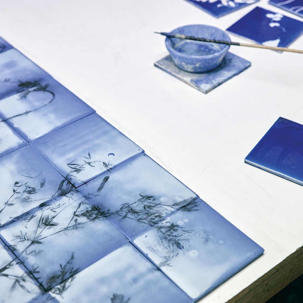 Glithero. Ierbar ceramic contemporan în albastru de Olanda