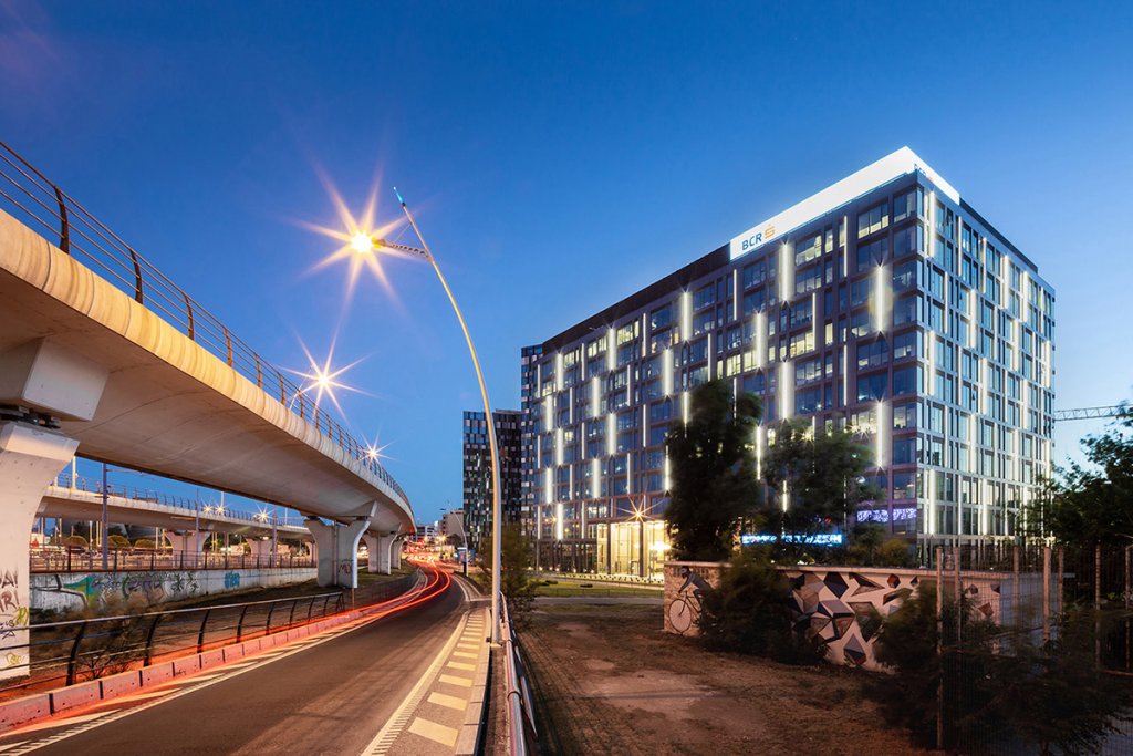 Două volume și o curte: The Bridge