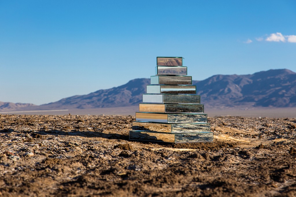 Turnul Babel captează, descompune şi uneşte lumea înconjurătoare