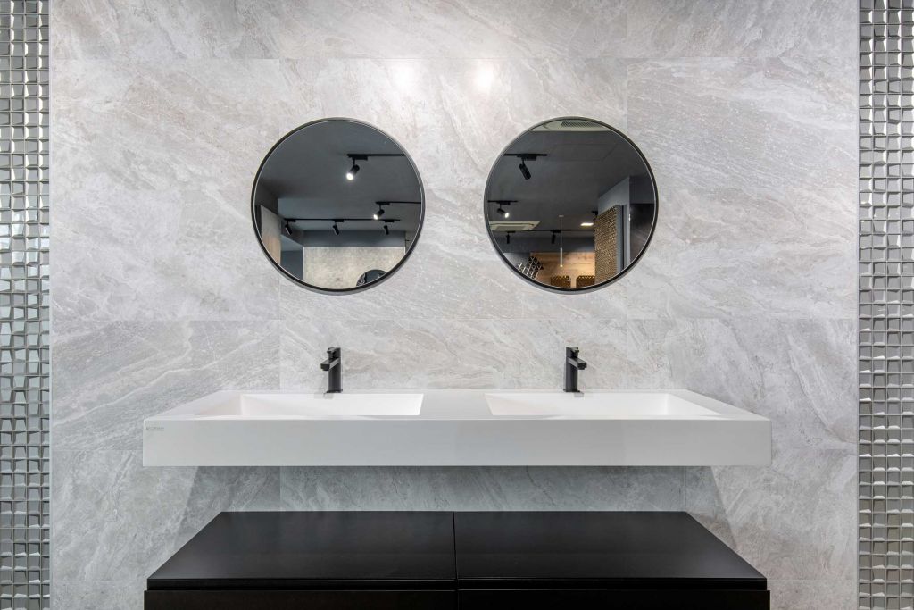 Showroom Diseño-Porcelanosa: Ambiente high end pentru o baie desprinsă din filme