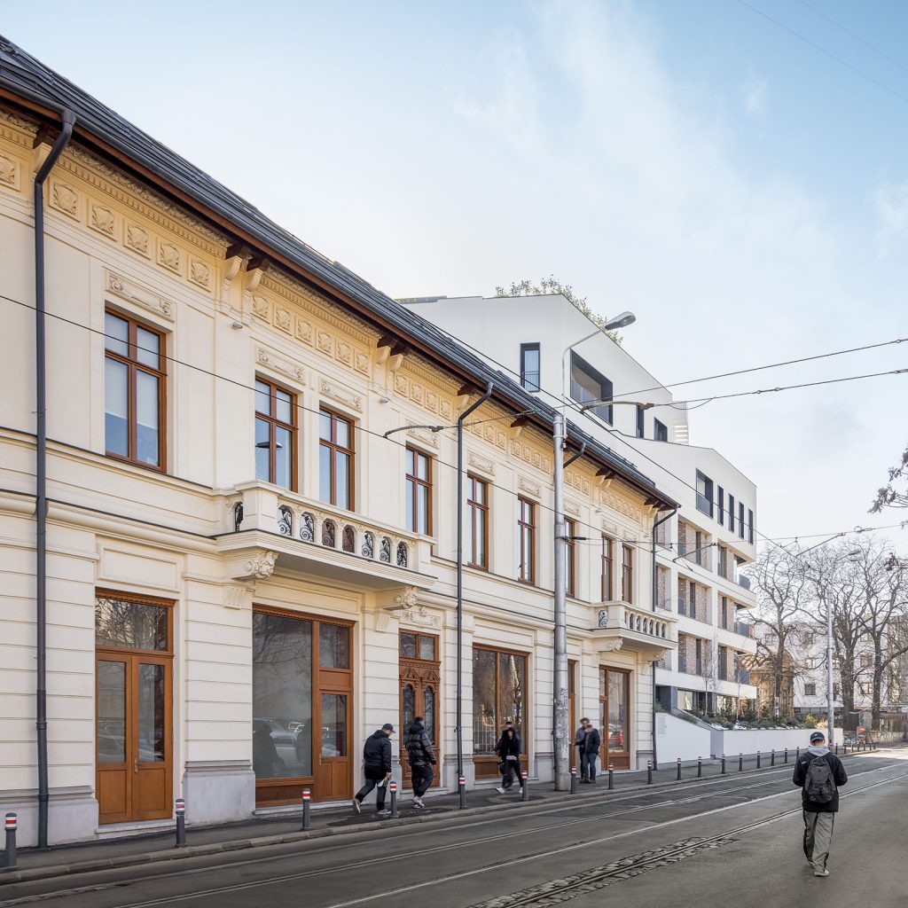 Scări, tâmplărie și mobilier de la Arcer pentru The Corner Armenească