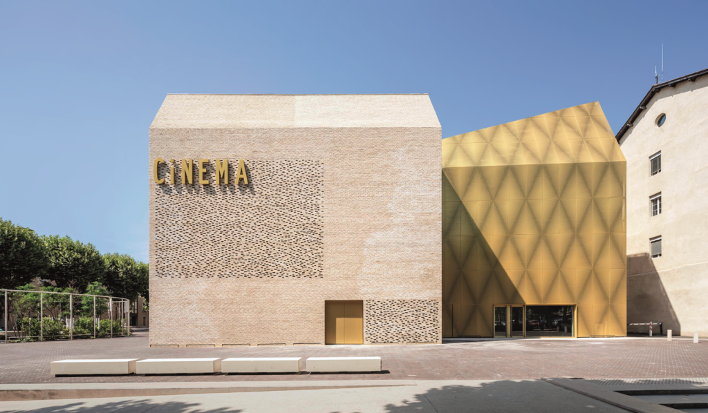 Cinema Le Grand Palais Cahors, un monolit luminos
