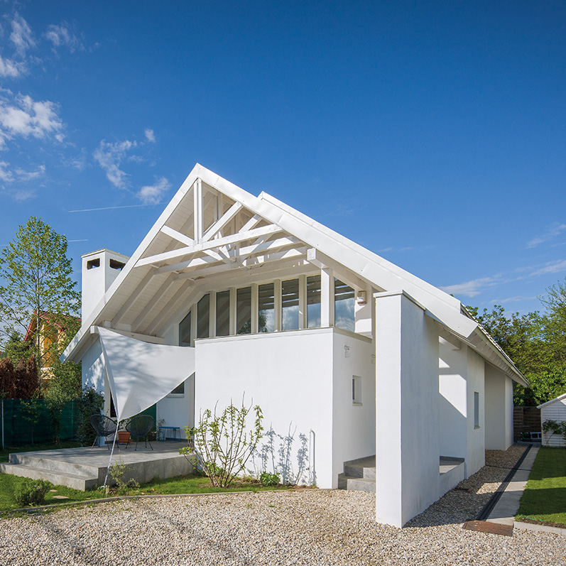 Inspirație în alb. Casă în Mogoșoaia