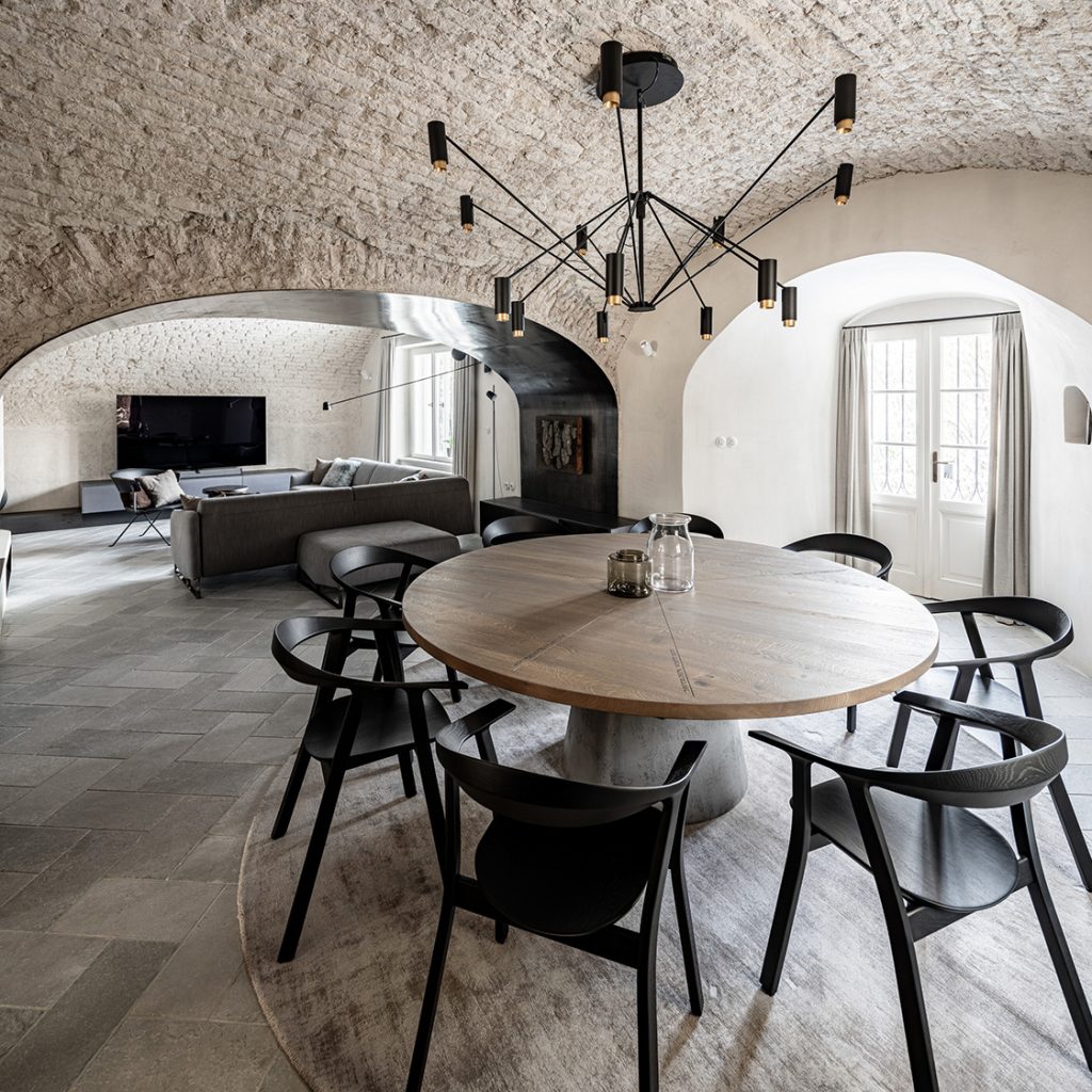 De la marțialitatea unei structuri fortificate la confortul unui cămin contemporan. Hradby, Republica Cehă