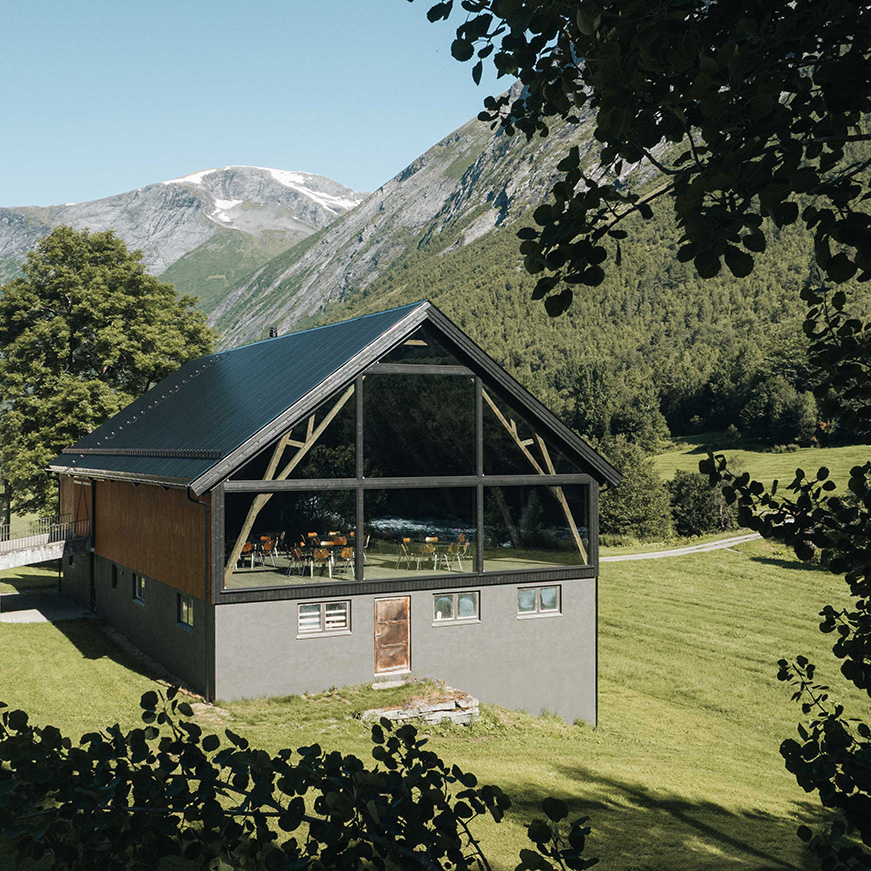 Inserție contemporană cu minimum de mijloace și resurse. Restaurant în Valldal, Norvegia