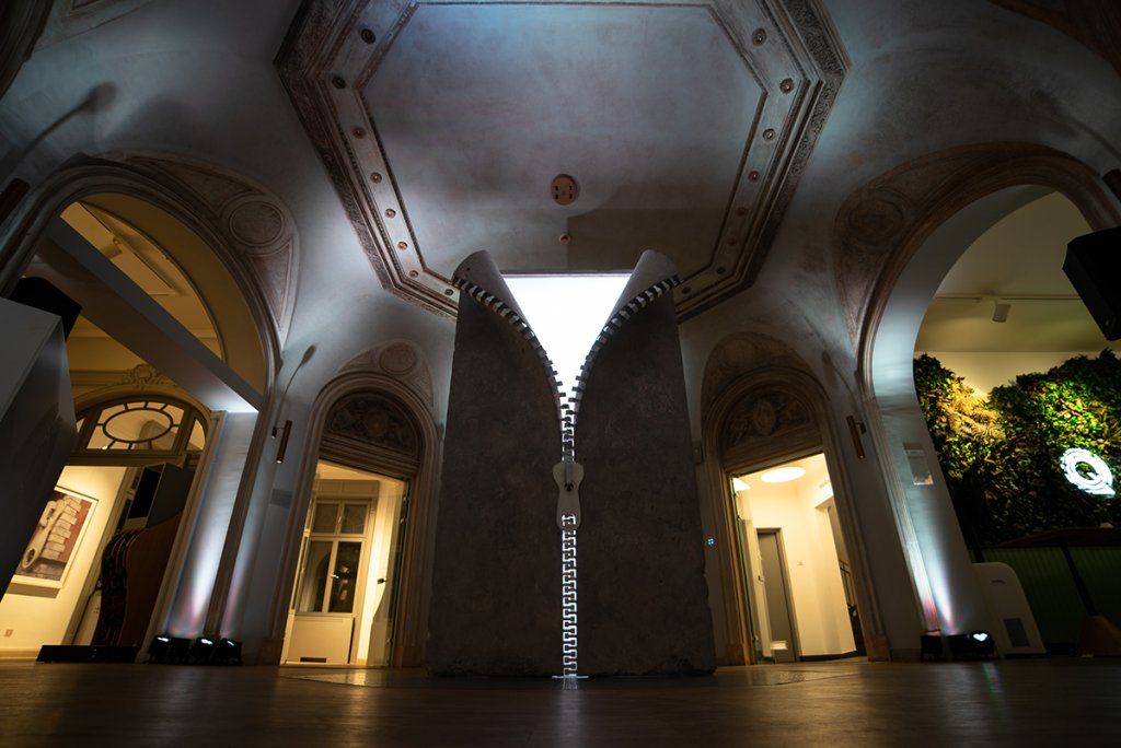 De la Milano la București: #unzipyourmind by Alex Chinneck & IQOS la Qreator