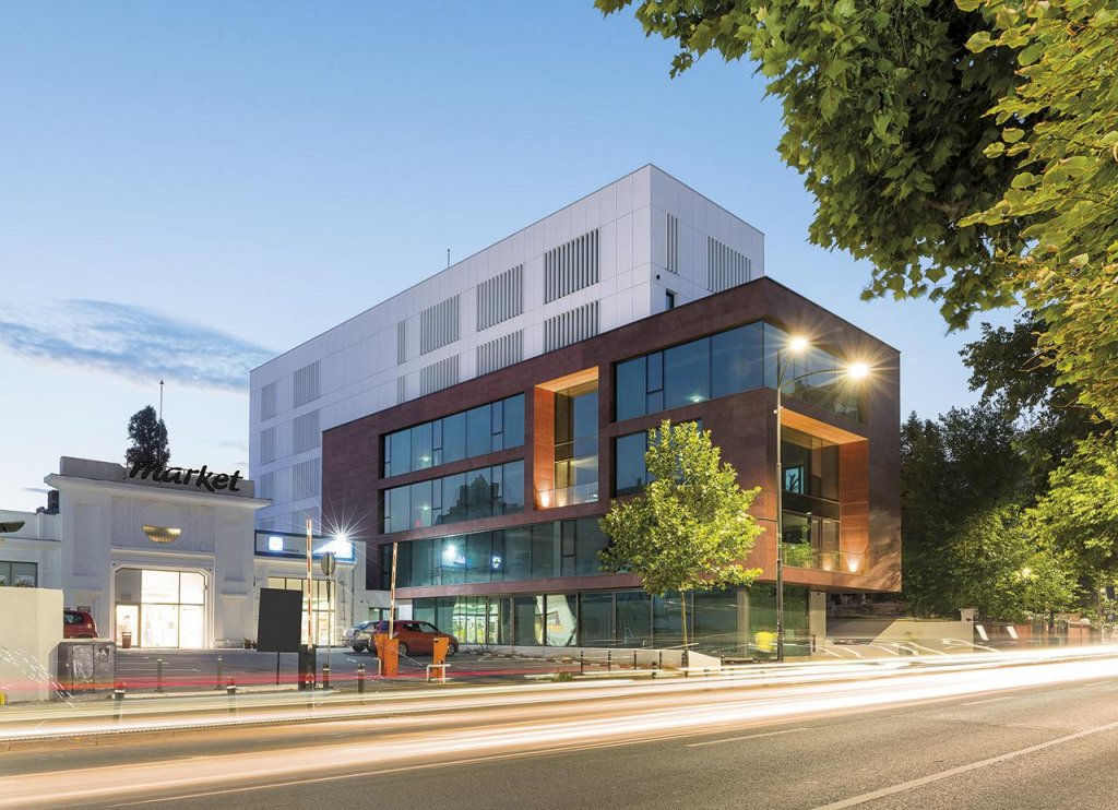 Sticla Guardian SunGuard SNX 50/23 creează confort și asigură protecție solară pentru Central Street Offices