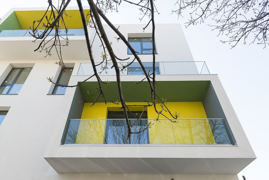 ARGUS, clădirea cu loggii luminoase și colorate