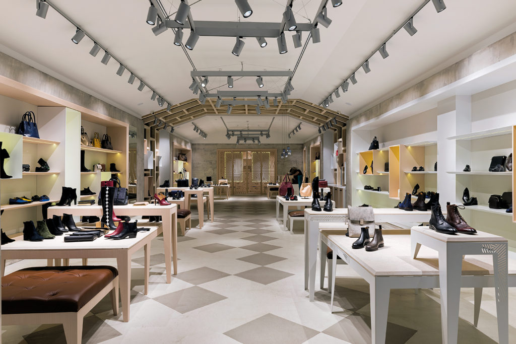 Notre Dame du Pantof. Musette Băneasa Shopping City, Bucureşti