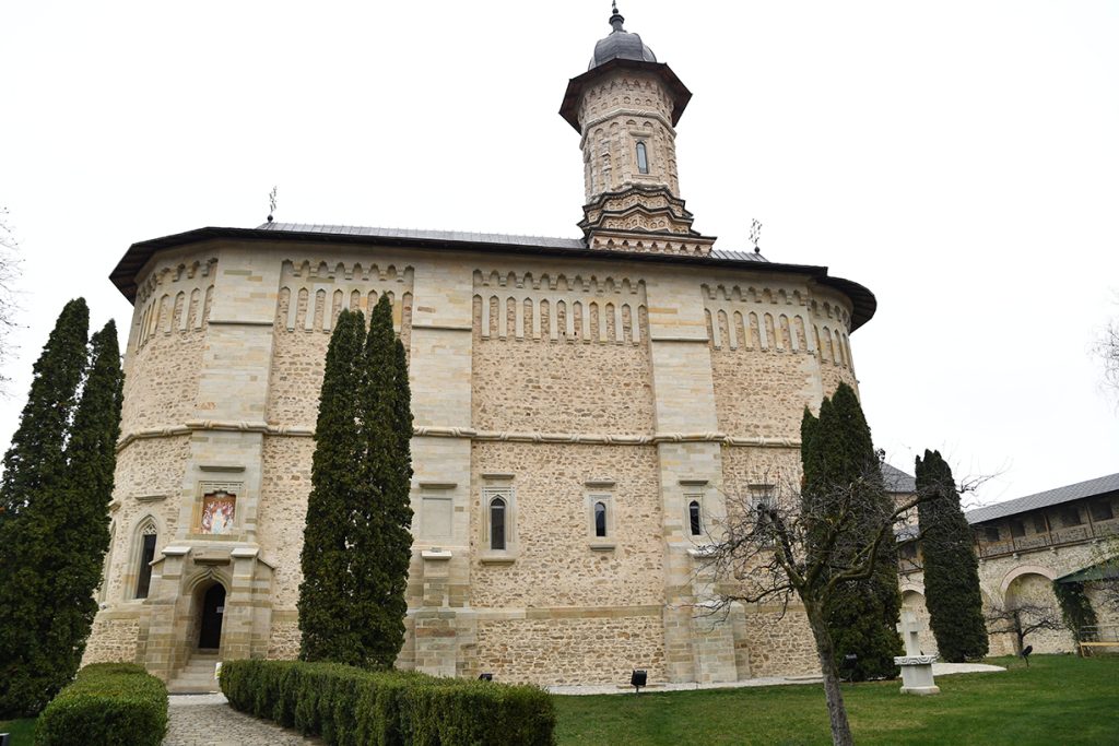 O nouă viaţă pentru Biserica Mănăstirii Dragomirna graţie ferestrelor cu profile din oţel Jansen, furnizate de Alukönigstahl România