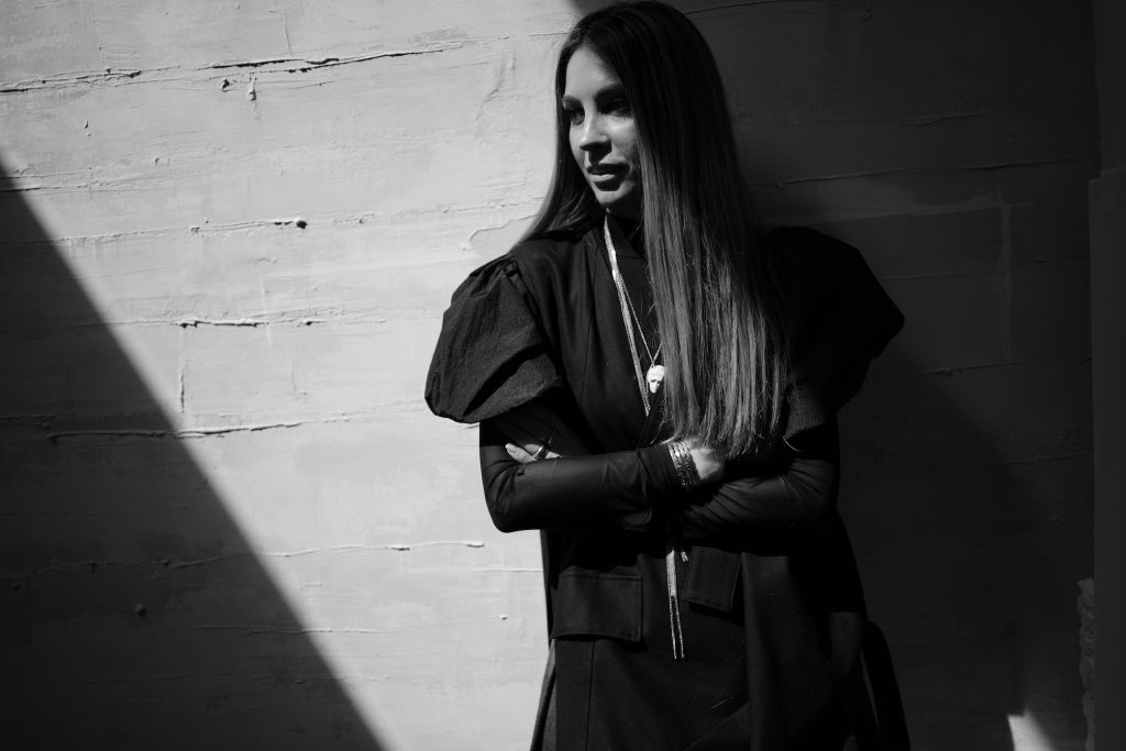 Designerul Diana Nicolaie debutează pe scena artistică cu o expoziție curatoriată de Ioana Ciocan