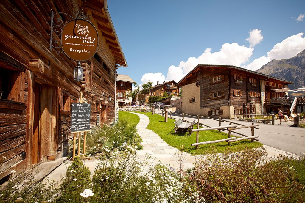 „Privește în vale” GUARDA VAL, un hotel camuflat