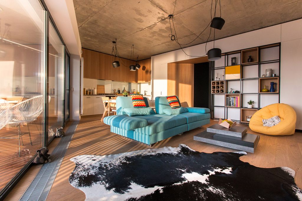 Un apartament luminos din care apusul se vede mereu altfel