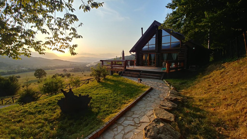 Câștigă 3 weekend-uri de relaxare cu noul album Conace și Pensiuni din România 3 – UPDATE