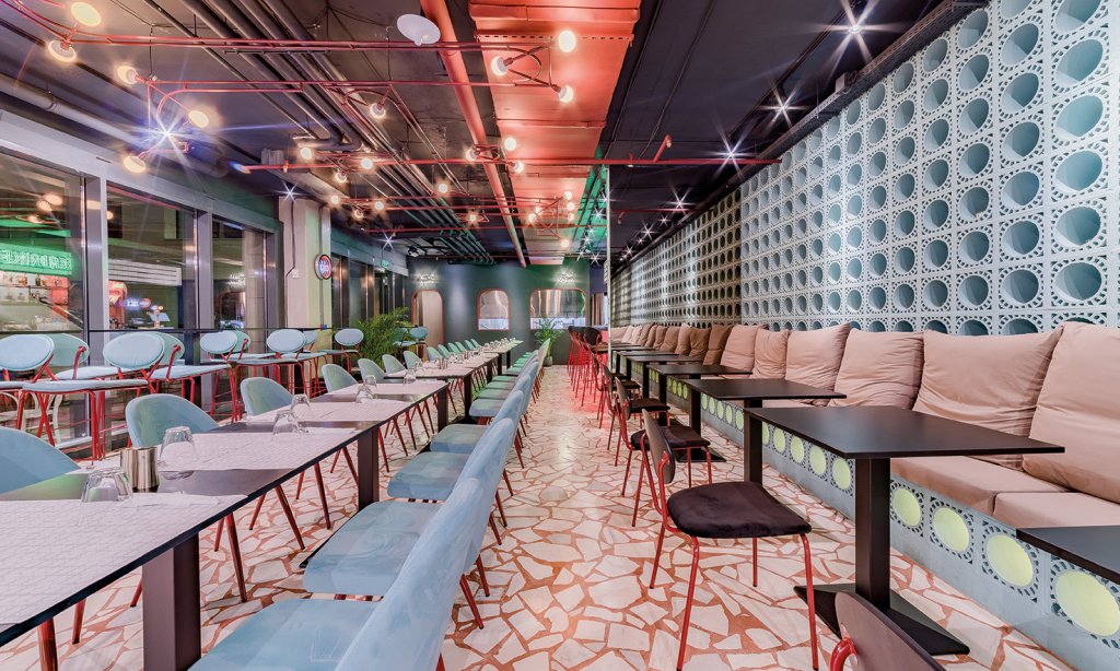 Decadance Bar & Restaurant: culori vibrante, minimalism destins