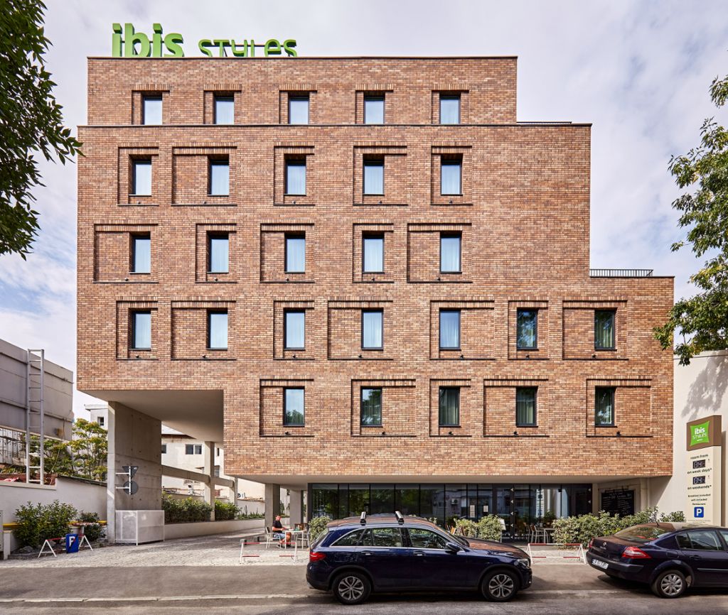 Sticla Guardian Glass de pe fațada hotelului ibis Styles Bucharest City Center creează un efect aproape teatral