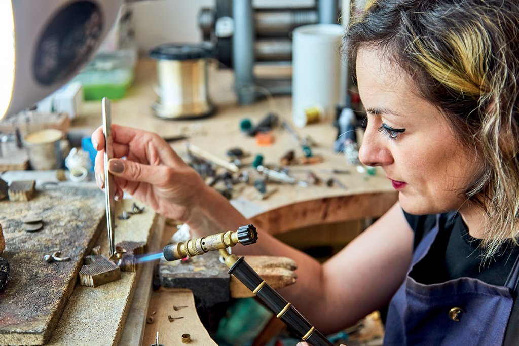 Frumoase utopii ţesute din aur, argint și povești: UTOPIC by Mona Vulpoiu