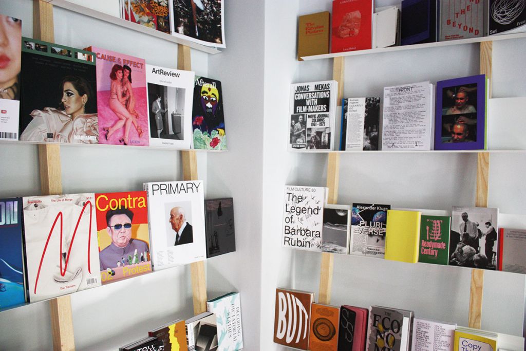 La plimbare prin cartier, în jurul Cișmigiului: Dispozitiv Books