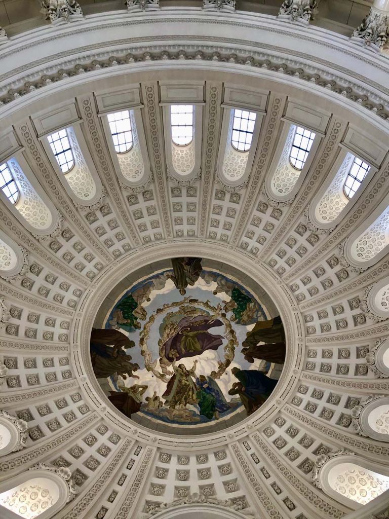 Domul alb din Pădurea Neagră