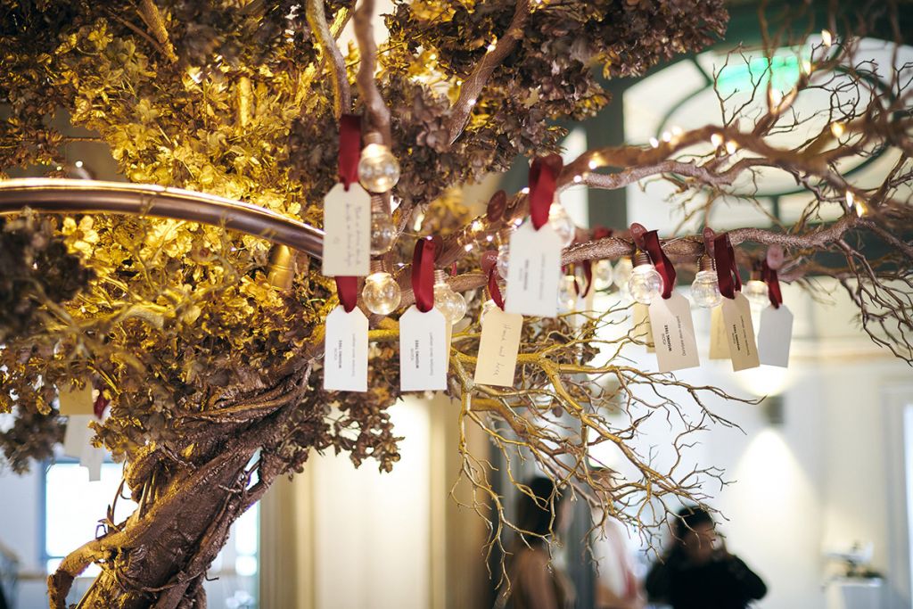 La patru ani de IQOS în România, dorinţele devin alegeri cu ajutorul instalației Wishing Tree