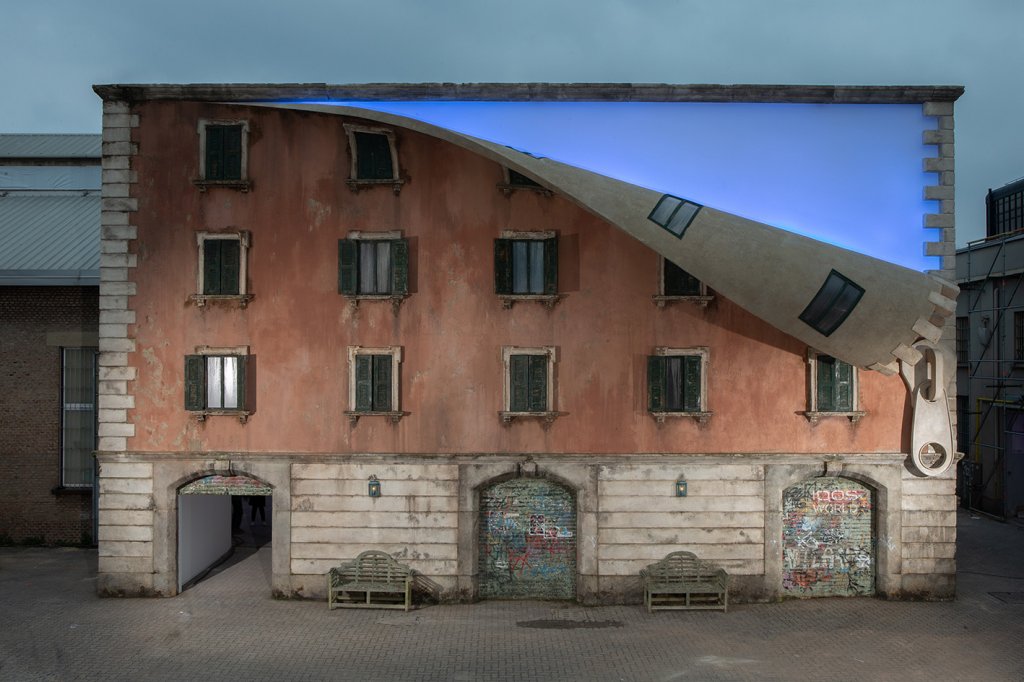 Alex Chinneck trage de un fermoar artistic peste o clădire de la Milano Design Week 2019
