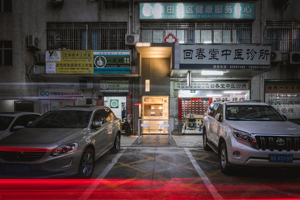 JOYS Café. O cafenea mai îngustă decât un loc de parcare în Shenzhen, China