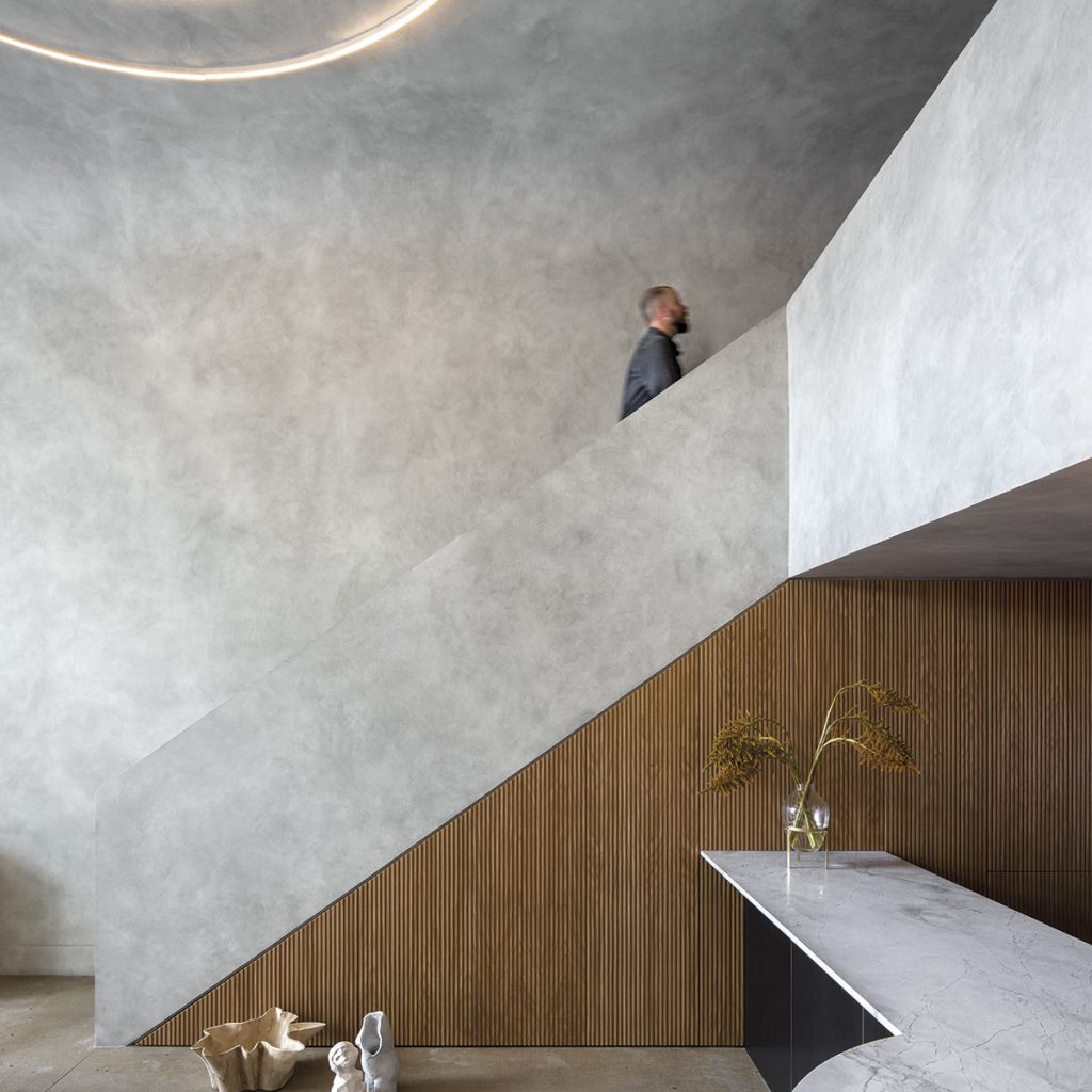 Texturi de beton pentru o atmosferă dramatică. Buncărul din centrul furtunii. Loft Perfect Storm, Sydney, Australia