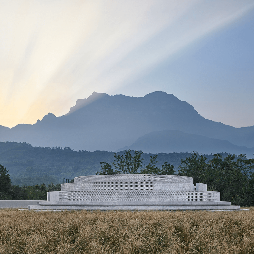 Între munte și apă: o distilerie de whisky în inima naturii