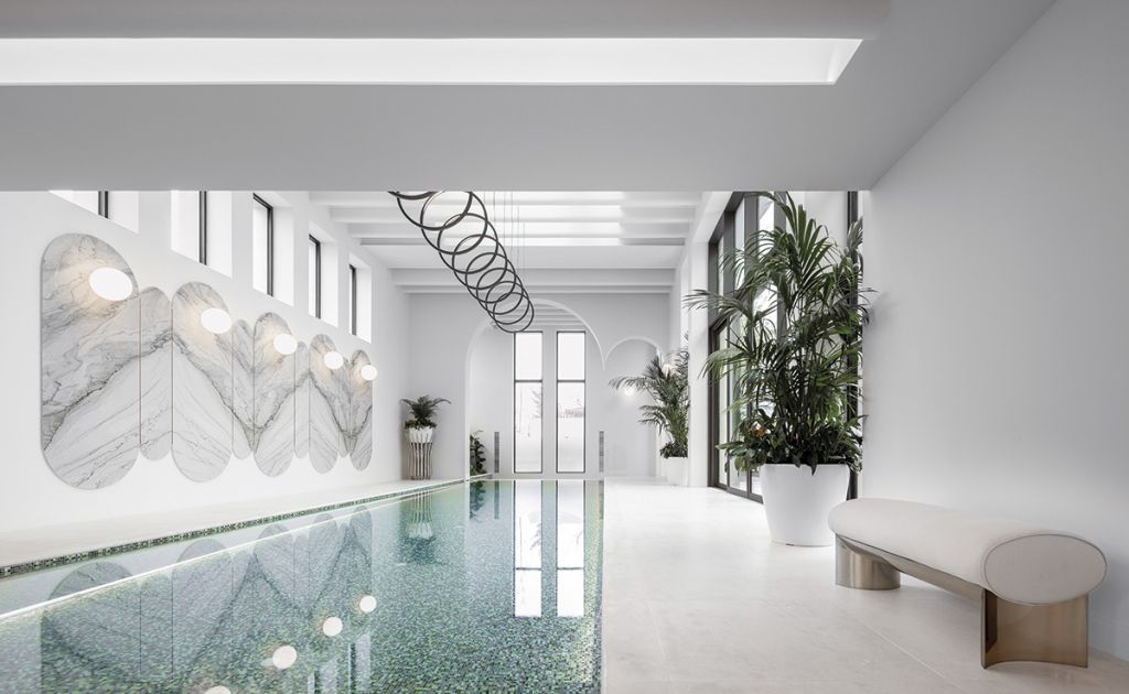 Interpretare plastică a unui caracter maximalist. Vila O, Bucureşti