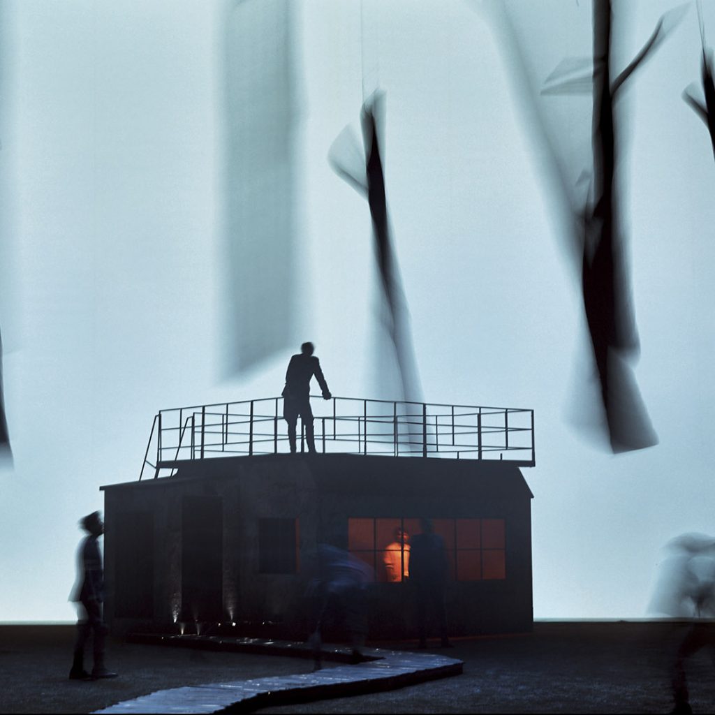 Cosmin Florea. Între sinceritate și simplitate sau despre magia spațiilor scenografice