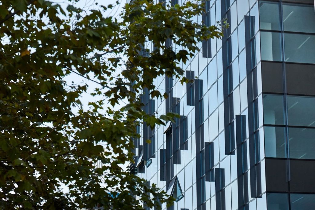 Noua estetică a griului sau despre performanță, cu Sticla Guardian SunGuard® SN63