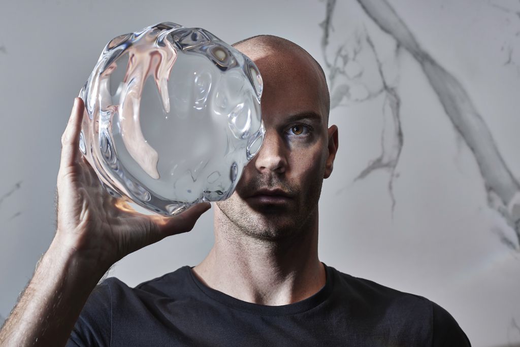 Între instalație luminoasă și  incursiune în lumea subacvatică: “Raytrace” by Layer x Cosentino