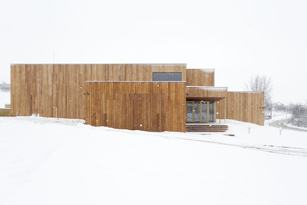 Tactil și călduros: imobilul de birouri Creatopy