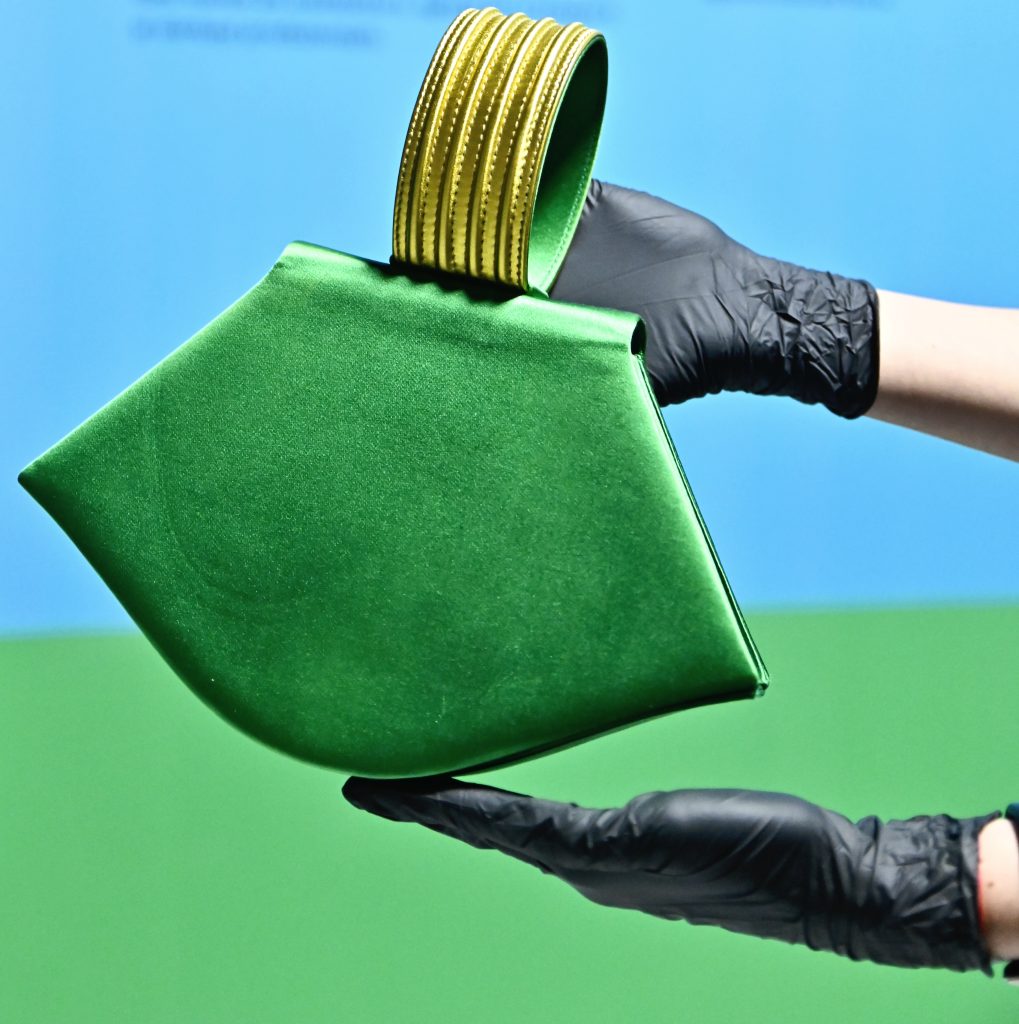 Bags: Inside Out, o călătorie în istoria fascinantă a genții prin design